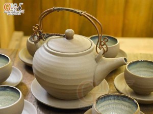 Bộ ấm chén tròn gốm ganh quai đồng lòng hỏa biến, 350ml