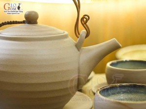 Bộ ấm chén tròn gốm ganh quai đồng lòng hỏa biến, 350ml