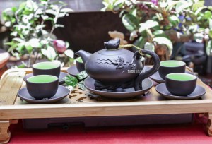 Bộ ấm chén tử sa đắp lá nho, 3 chân, chén lòng xanh