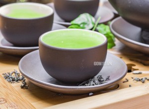 Bộ ấm chén tử sa đắp lá nho, 3 chân, chén lòng xanh