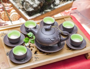 Bộ ấm chén tử sa đắp lá nho, 3 chân, chén lòng xanh
