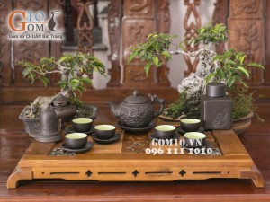 Bộ ấm chén tử sa đắp nổi hoa châm đen, đầy đủ phụ kiện