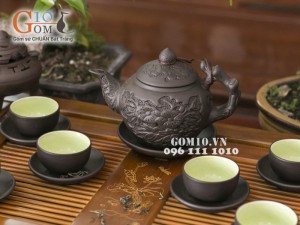 Bộ ấm chén tử sa đắp nổi hoa châm đen, đầy đủ phụ kiện