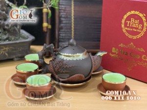 Bộ ấm chén tử sa đắp nổi hoa đào bọc đồng, in logo