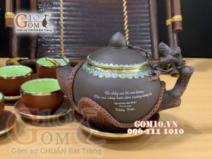 Bộ ấm chén tử sa đắp nổi hoa đào bọc đồng, in logo