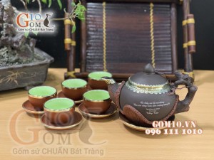 Bộ ấm chén tử sa đắp nổi hoa đào bọc đồng, in logo