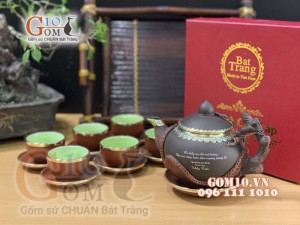 Bộ ấm chén tử sa đắp nổi hoa đào bọc đồng, in logo
