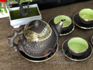 Bộ ấm chén tử sa đắp nổi hoa đào đen, bọc đồng 380ml