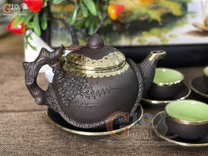 Bộ ấm chén tử sa đắp nổi hoa đào đen, bọc đồng 380ml