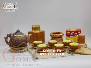 Bộ ấm chén tử sa đắp nổi hoa đào đỏ đen, bọc đồng 380ml