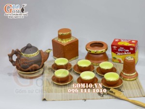 Bộ ấm chén tử sa đắp nổi hoa đào đỏ đen, bọc đồng 380ml