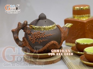 Bộ ấm chén tử sa đắp nổi hoa đào đỏ đen, bọc đồng 380ml