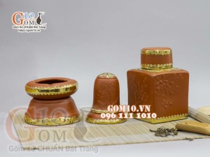 Bộ ấm chén tử sa đắp nổi hoa đào đỏ đen, bọc đồng 380ml