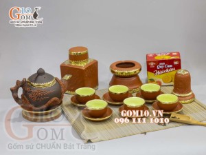 Bộ ấm chén tử sa đắp nổi hoa đào đỏ đen, bọc đồng 380ml