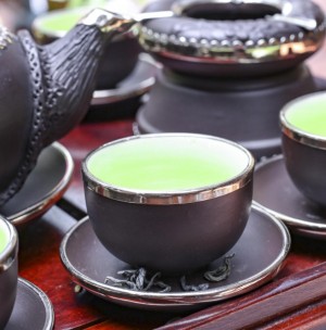 Bộ ấm chén tử sa đắp nổi hoa phù dung, bọc đồng 500ml