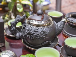 Bộ ấm chén tử sa đắp nổi hoa phù dung, bọc đồng 500ml