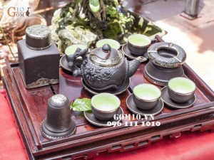 Bộ ấm chén tử sa đắp nổi hoa phù dung, bọc đồng, đầy đủ phụ kiện