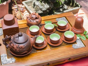 Bộ ấm chén tử sa đắp nổi hoa phù dung đỏ đen, tách rời, đầy đủ 500ml