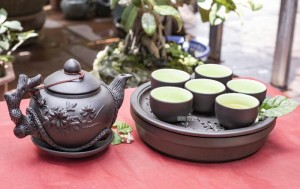 Bộ ấm chén tử sa đắp nổi hoa phù dung, khay thủng 500ml