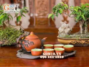 Bộ ấm chén tử sa đắp nổi hoa tùng đen đỏ, khay lá tùng