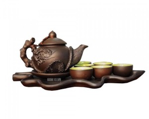 Bộ ấm chén tử sa đắp nổi hoa tùng đen khay lá