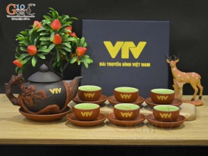 Bộ ấm chén tử sa đắp nổi hoa Tùng đỏ đen in logo, 380ml