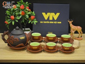 Bộ ấm chén tử sa đắp nổi hoa Tùng đỏ đen in logo, 380ml