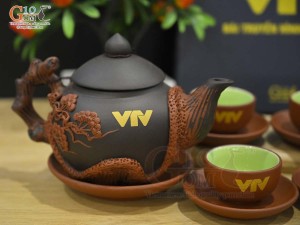 Bộ ấm chén tử sa đắp nổi hoa Tùng đỏ đen in logo, 380ml