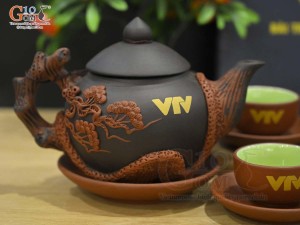 Bộ ấm chén tử sa đắp nổi hoa Tùng đỏ đen in logo, 380ml