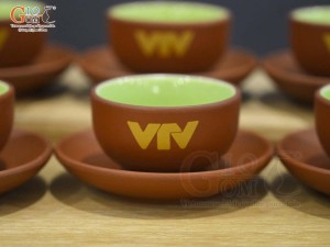 Bộ ấm chén tử sa đắp nổi hoa Tùng đỏ đen in logo, 380ml