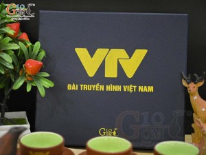 Bộ ấm chén tử sa đắp nổi hoa Tùng đỏ đen in logo, 380ml