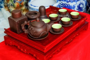 Bộ ấm chén tử sa đắp nổi lão tùng, chén lòng xanh, đầy đủ phụ kiện 350ml