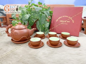 Bộ ấm chén tử sa đắp nổi tùng đỏ, in logo