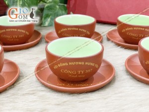 Bộ ấm chén tử sa đắp nổi tùng đỏ, in logo
