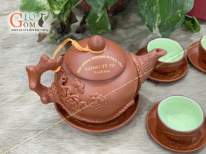 Bộ ấm chén tử sa đắp nổi tùng đỏ, in logo