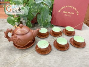 Bộ ấm chén tử sa đắp nổi tùng đỏ, in logo