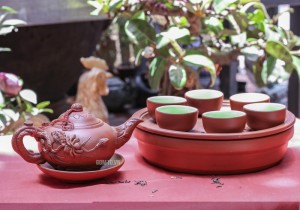 Bộ ấm chén tử sa đắp sen đỏ, khay thủng 280ml