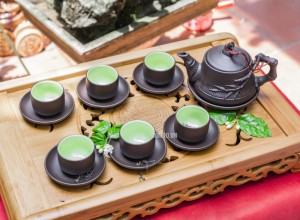 Bộ ấm chén tử sa đắp trúc, chén lòng xanh 250ml