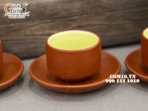 Bộ ấm chén tử sa đắp trúc đỏ, chén lòng xanh 250ml