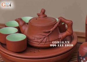 Bộ ấm chén tử sa đắp trúc đỏ chén lòng xanh, khay tròn 250ml