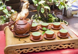 Bộ ấm chén tử sa đỏ đắp nổi lão tùng, tách rời 380ml