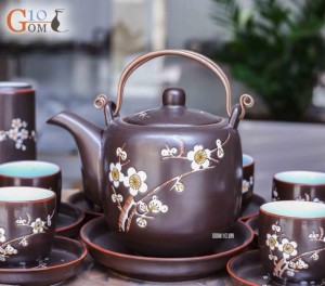 Bộ ấm chén Vại hoa mai trắng - men nâu - chỉ đỏ và đầy đủ phụ kiện