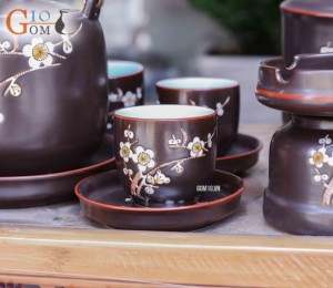 Bộ ấm chén Vại hoa mai trắng - men nâu - chỉ đỏ và đầy đủ phụ kiện