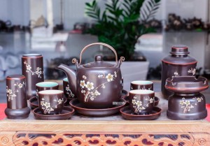 Bộ ấm chén Vại hoa mai trắng - men nâu - chỉ đỏ và đầy đủ phụ kiện