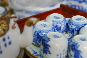 Bộ ấm chén vung lõm men lam cổ cảnh trúc lâm thất hiền, bọc đồng khay tròn 300ml