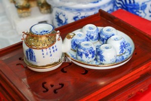 Bộ ấm chén vung lõm men lam cổ cảnh trúc lâm thất hiền, bọc đồng khay tròn 300ml