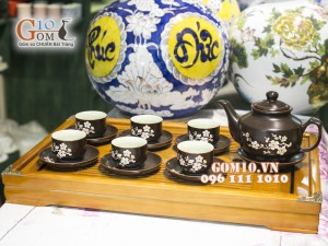 Bộ ấm chén vuông cao khắc đào trắng, men nâu chỉ đỏ
