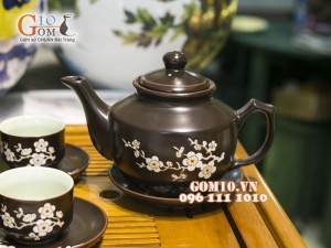 Bộ ấm chén vuông cao khắc đào trắng, men nâu chỉ đỏ