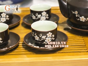 Bộ ấm chén vuông cao khắc đào trắng, men nâu chỉ đỏ