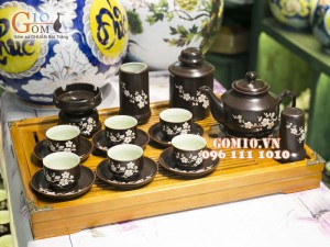 Bộ ấm chén vuông cao khắc đào trắng, men nâu chỉ đỏ, đủ phụ kiện
